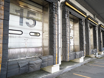 鳥栖センターの倉庫の外側、トラックの接車バース（2020）