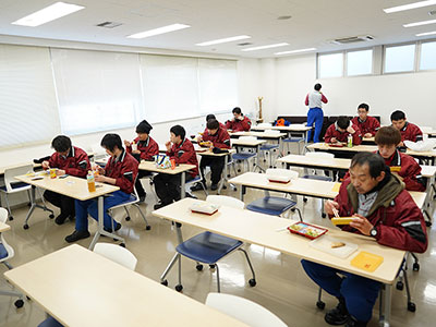 川崎第三センターのランチタイム風景TV見ながら、談笑しながら午後の鋭気を養っています（2020）