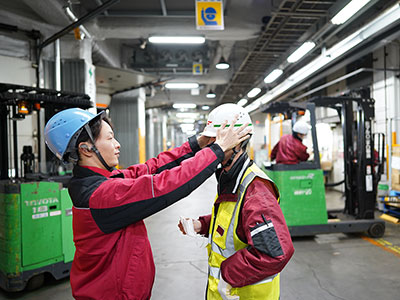 管理者の安全チェック！？白いヘルメットに緑色ラインは新人なので、しっかりフォローを行います（2020）