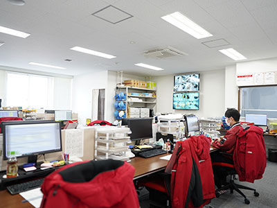 川崎第三物流センターの事務所　奥のモニターで冷蔵倉庫内を監視しています（2020）